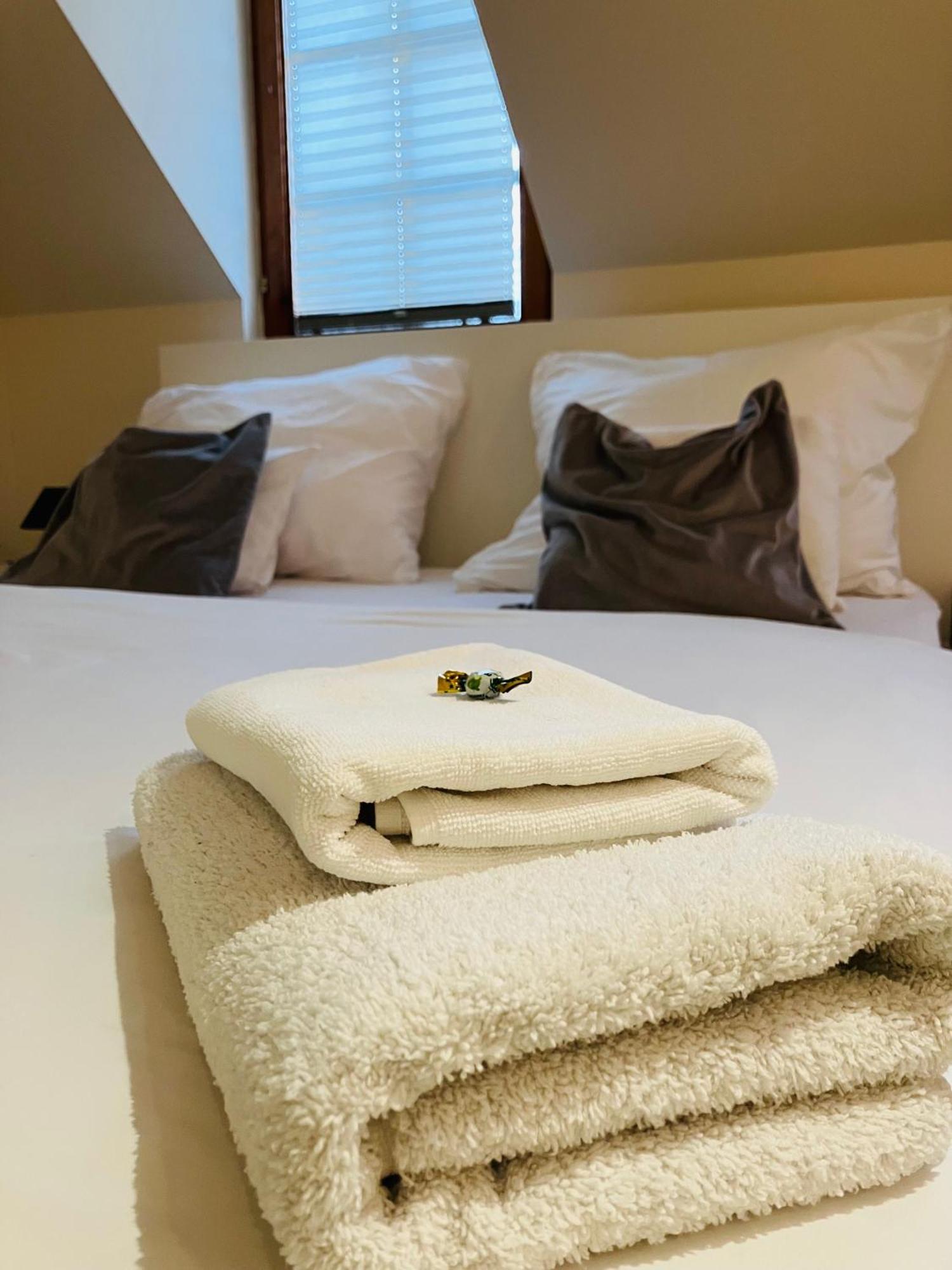 Downtown Apartments Deluxe เยอร์ ภายนอก รูปภาพ