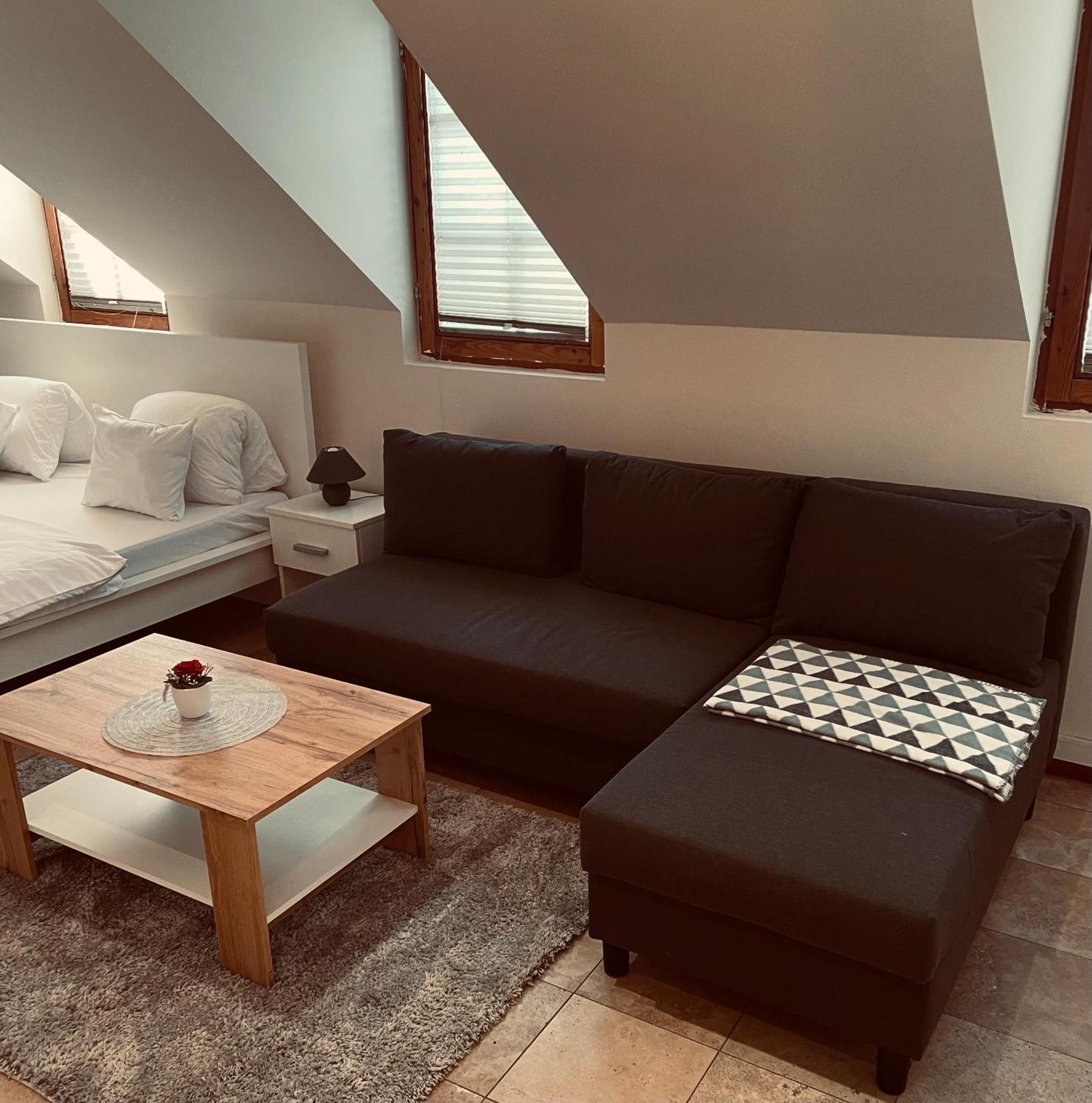 Downtown Apartments Deluxe เยอร์ ภายนอก รูปภาพ